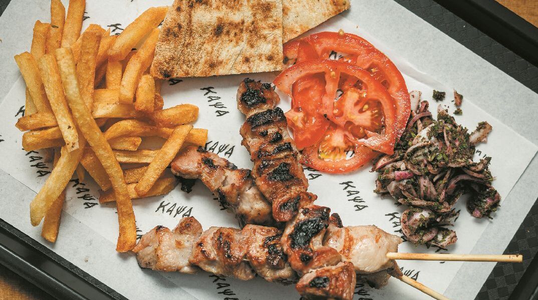 Κάψα: Χειροποίητα σουβλάκια από τον Χριστόφορο Πέσκια