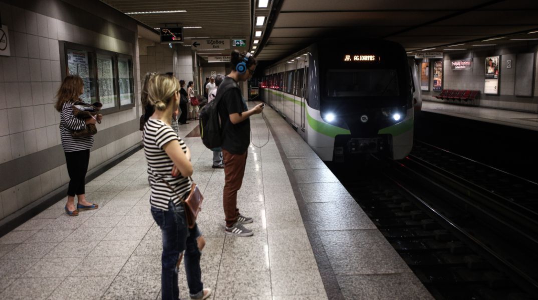 Ξέχασαν τα ηχεία ανοιχτά στον σταθμό «Mοναστηράκι» του Μετρό - «Είμασταν όλοι λιώμα» 