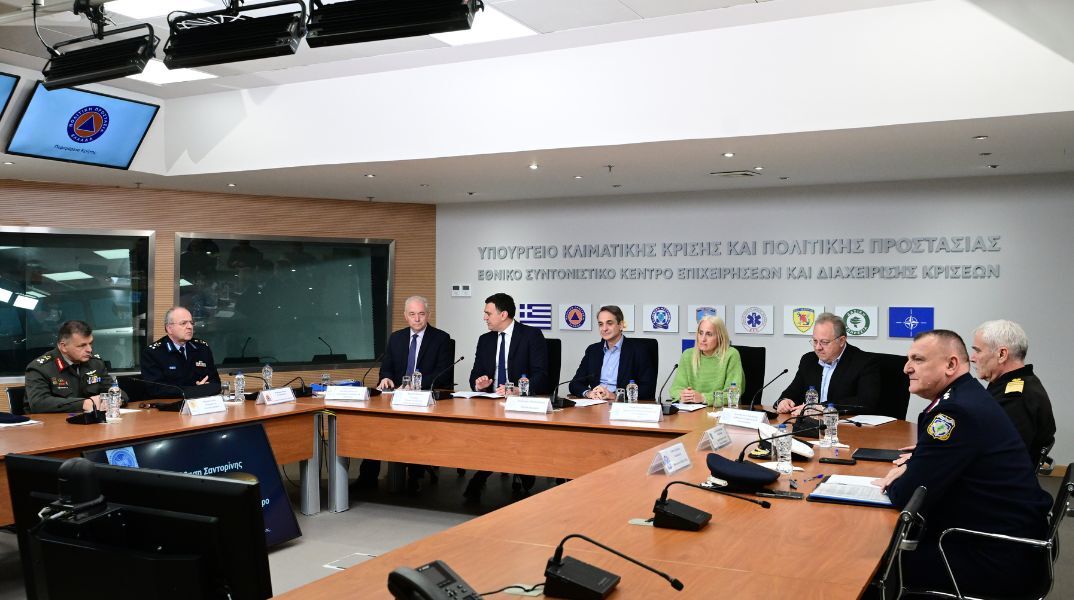 Live: Η ενημέρωση για τους σεισμούς μεταξύ Σαντορίνης και Αμοργού - Ο πρωθυπουργός Κυριάκος Μητσοτάκης λαμβάνει μέρος στην έκτακτη σύσκεψη στο υπουργείο Πολιτικής Προστασίας