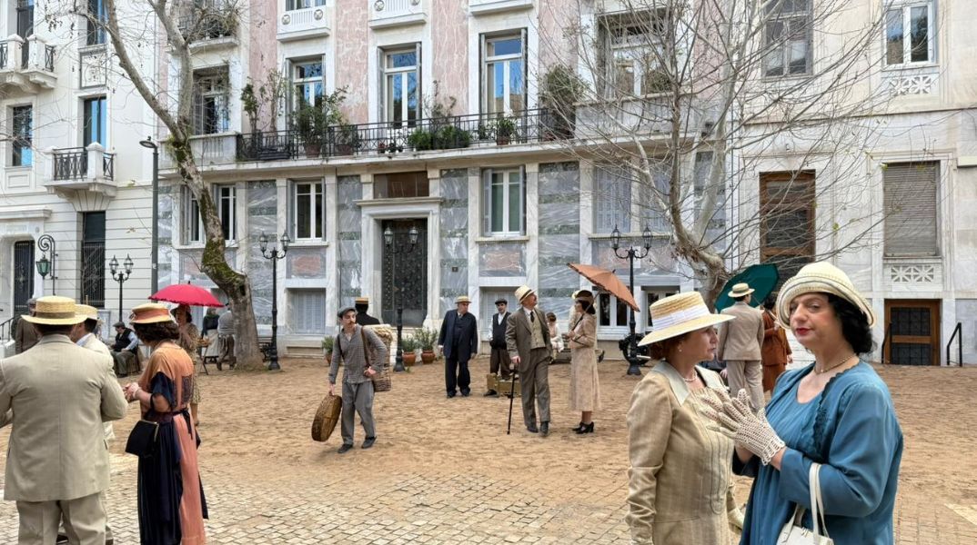 Εικόνες από την Αρεοπαγίτου που έγινε χωματόδρομος για τα γυρίσματα σειράς εποχής Εικόνες από την Αρεοπαγίτου που έγινε χωματόδρομος για τα γυρίσματα σειράς εποχής
