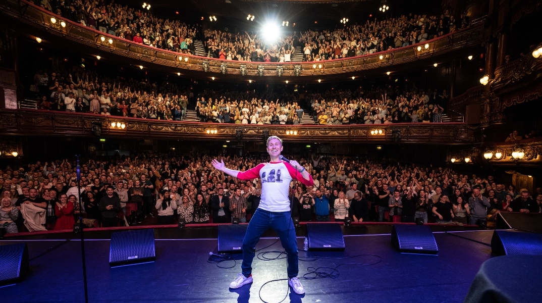 Ράσελ Χάουαρντ: Βρίσκω αστεία για να φωτίσω σκοτεινές πτυχές 