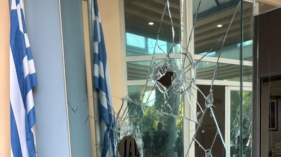 Ο Ν. Χαρδαλιάς καταγγέλλει επίθεση κουκουλοφόρων σε κτίριο της Περιφέρειας Αττικής Ζημιές σε κτίριο της Περιφέρειας Αττικής στον Ελευσίνα
