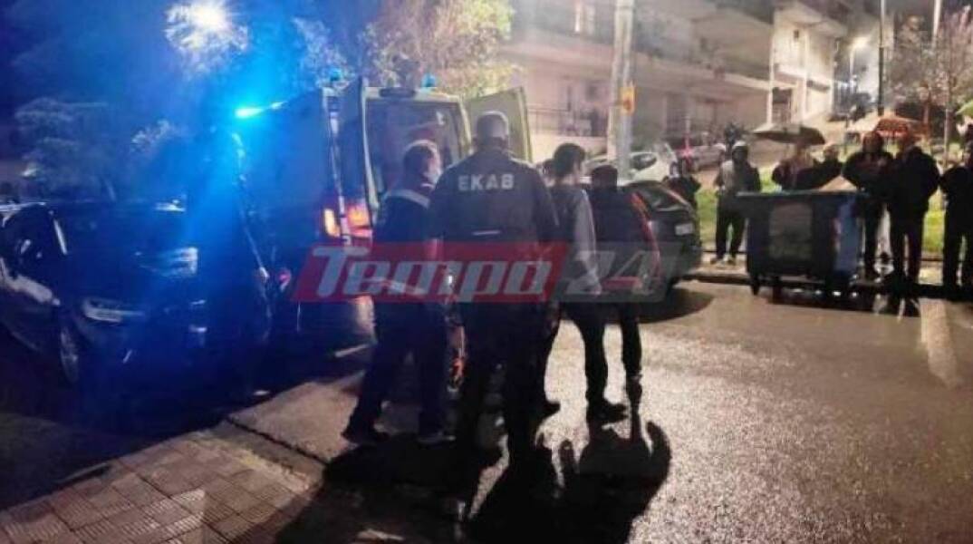 Εικόνα από τη μεταφορά του θύματος με ασθενοφόρο του ΕΚΑΒ