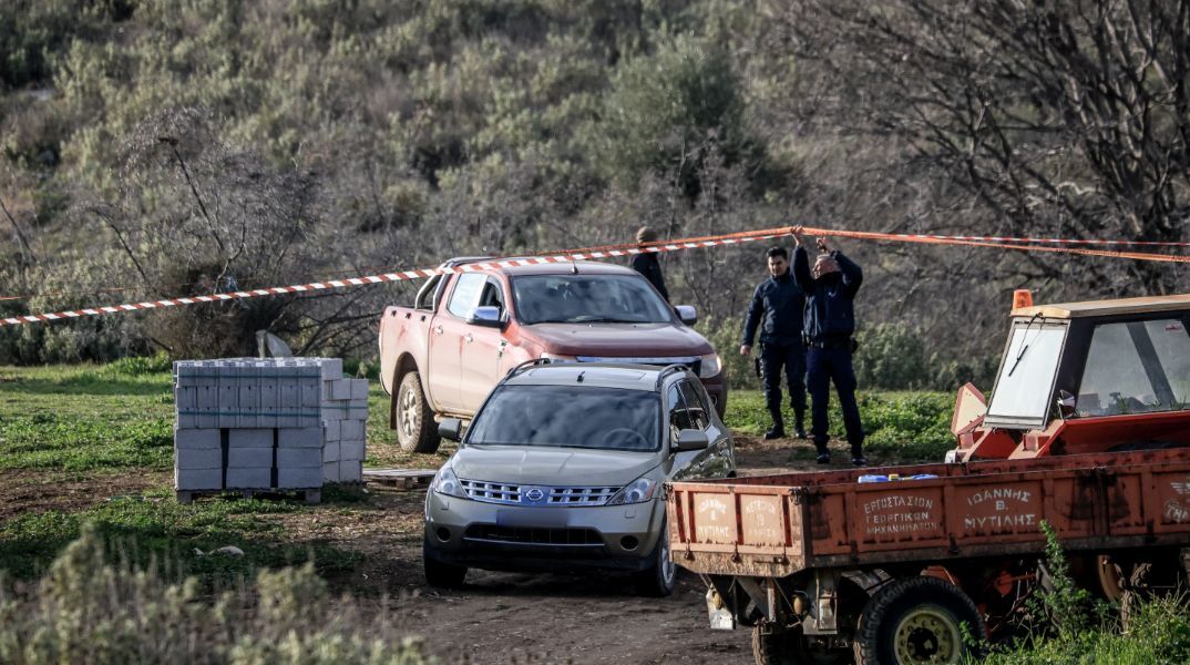 Λάρισα: Υποβασταζόμενη έφυγε από το σημείο η εισαγγελέας μητέρα του Βασίλη Καλογήρου