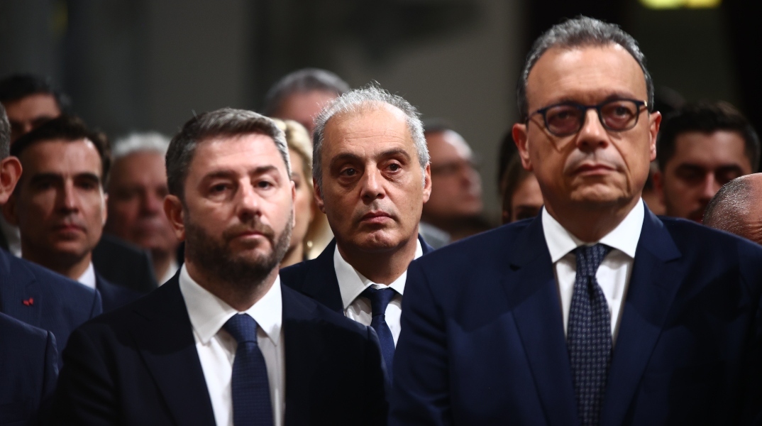 Ο Μάνος Βουλαρίνος σχολιάζει τον βούρκο του αντισυστημισμού, τη στάση της αντιπολίτευσης και την ενίσχυση της συνωμοσιολογίας.