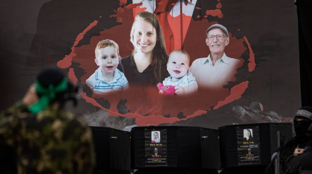 Η Χαμάς παρέδωσε σε φέρετρα τη μητέρα με τα δύο μικρά παιδιά της που είχαν πάρει ομήρους 