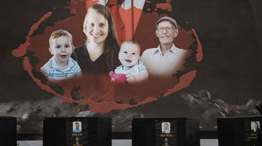 Η Σίρι Μπίμπας και τα δύο της παιδιά στη φωτογραφία πάνω από φέρετρα