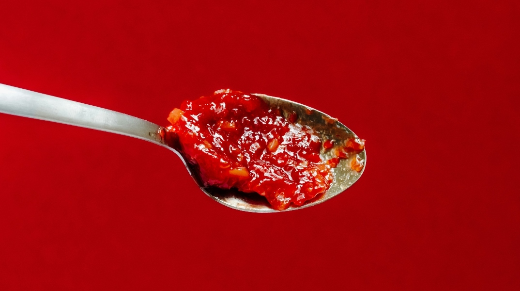 Πώς πραγματικά φεύγουν οι λεκέδες από λάδι, άρωμα και σάλτσα 