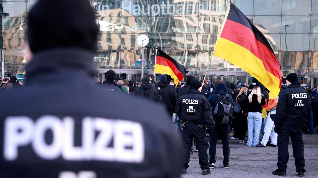 Σε τεταμένο κλίμα η πορεία της Γερμανίας προς τις εκλογές - Διαδηλώσεις κατά της ακροδεξιάς στο Αμβούργο - Πορεία νεοναζί στο Βερολίνο με δύο συλληφθέντες