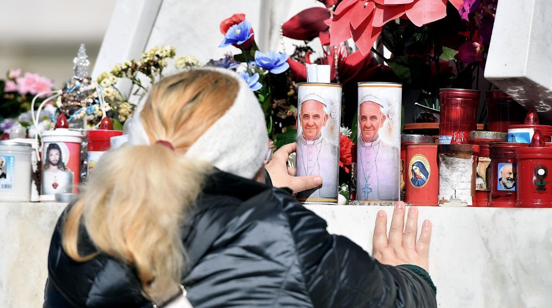 Πάπας Φραγκίσκος: «Η νύχτα πέρασε ήρεμα, ο πάπας αναπαύθηκε», λέει το Βατικανό - Οι πιστοί προσεύχονται να ξεπεράσει τη μεγάλη δοκιμασία