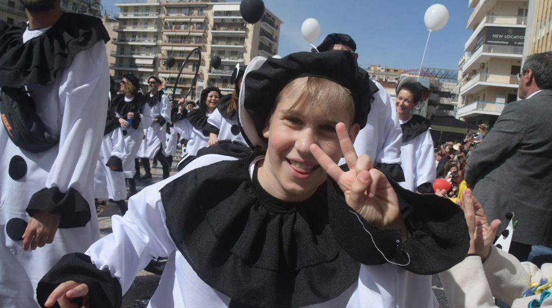 Πάτρα: Περισσότεροι από 20.000 μικροί καρναβαλιστές με συνοδούς σκόρπισαν ζωντάνια, ελπίδα, χαρά και χαμόγελα ξενοιασιάς 
