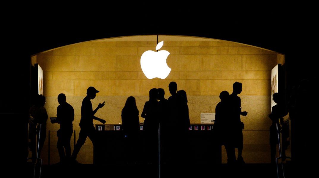 ΗΠΑ: Η Apple υπόσχεται επενδύσεις 500 δισ. δολαρίων μέσα στα επόμενα 4 χρόνια - Χρηματοδοτεί νέα πρότζεκτ και προχωρά σε προσλήψεις 20.000 επιπλέον υπαλλήλων