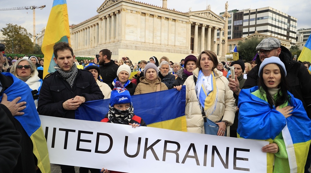 Εικόνες από τη συγκέντρωση στο Σύνταγμα για τα τρία χρόνια από τη ρωσική εισβολή στην Ουκρανία