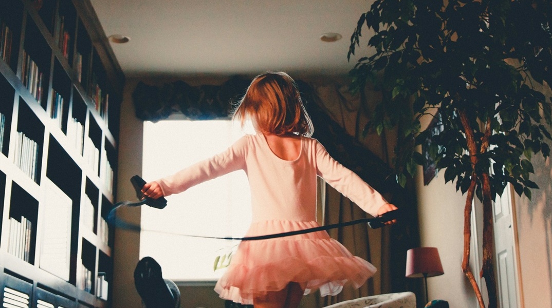 Παιδί παίζει σε δωμάτιο