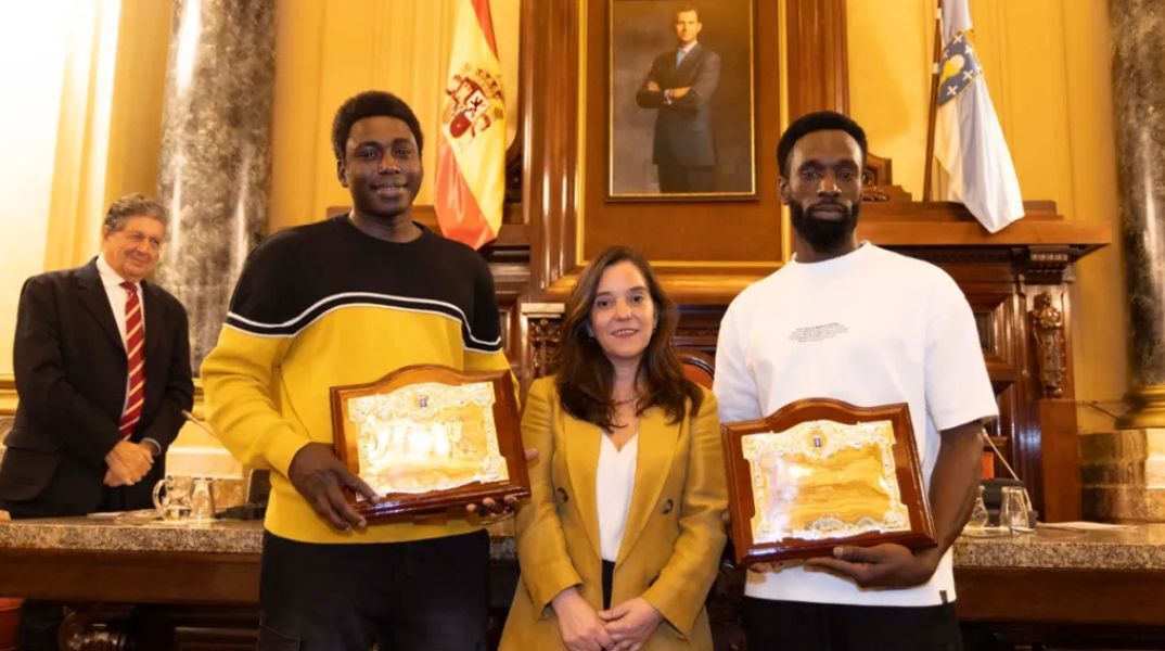 Πόλη της Ισπανίας «υιοθετεί» μετανάστες από τη Σενεγάλη που παρενέβησαν σε δολοφονική ομοφοβική επίθεση - Τους απονεμήθηκαν τιμητικές πλακέτες 