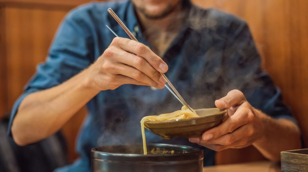 Κινέζοι καλοφαγάδες παρίσταναν τους πενθούντες για να δοκιμάσουν τα νουντλς ενός γραφείου τελετών - Φρενίτιδα από τους foodies των κοινωνικών δικτύων