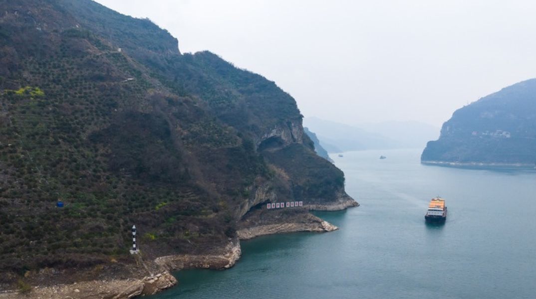 Η φωτογραφία του βουνού-κουτάβι προσελκύει επισκέπτες σε ποτάμι της Κίνας - Έγινε viral και σημείο τουριστικού ενδιαφέροντος