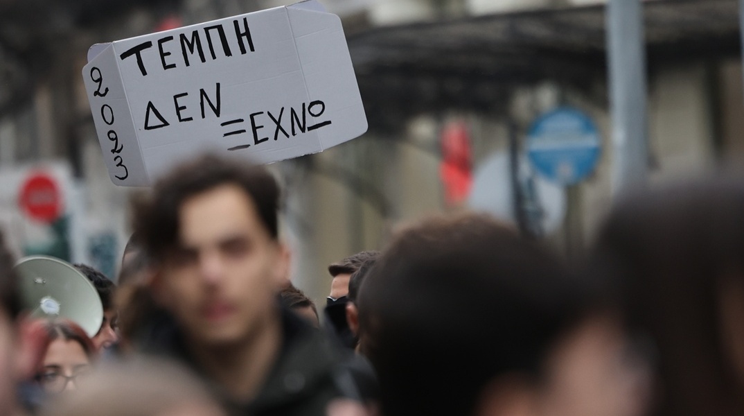 Πλακάτ σε συγκέντρωση για τα Τέμπη