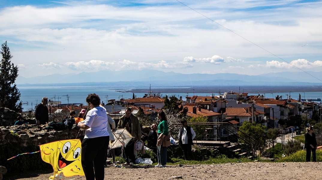 Πολίτες μαζεμένοι για το πέταγμα του χαρταετού