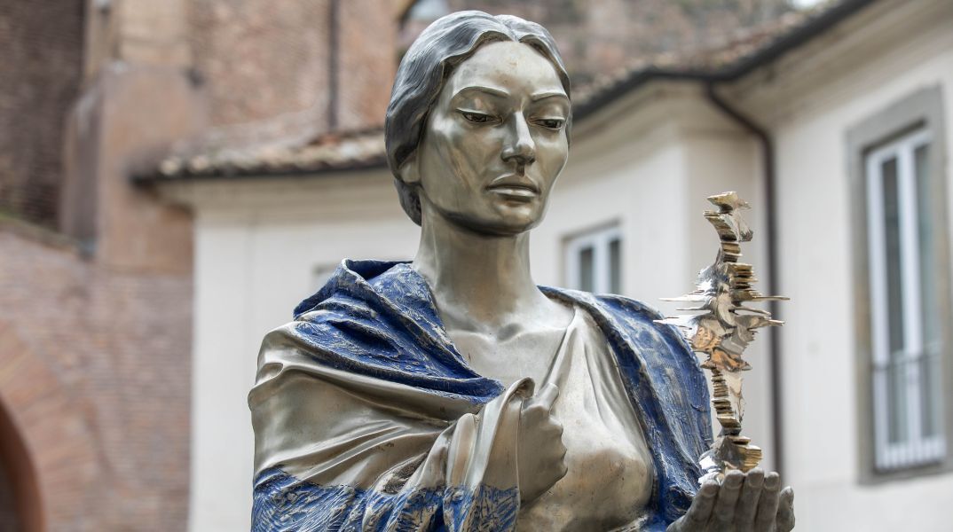 Παρουσιάστηκε στη Ρώμη το γλυπτό με τη μορφή της Μαρίας Κάλλας - Δημιουργία του διεθνούς φήμης Έλληνα γλύπτη Νίκου Φλώρου