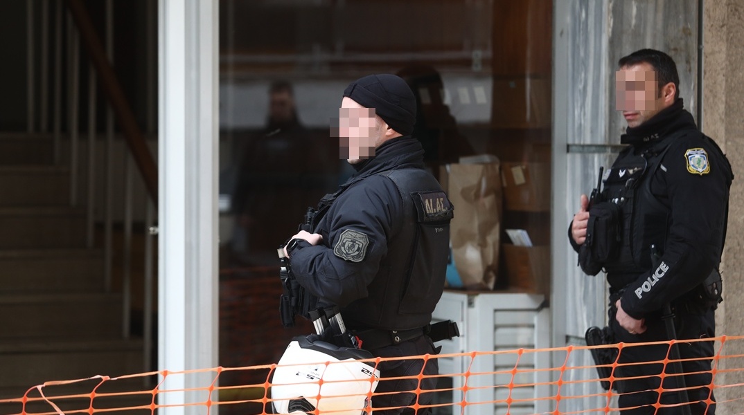 Αστυνομικοί έξω από το σπίτι της δολοφονίας στο Παγκράτι