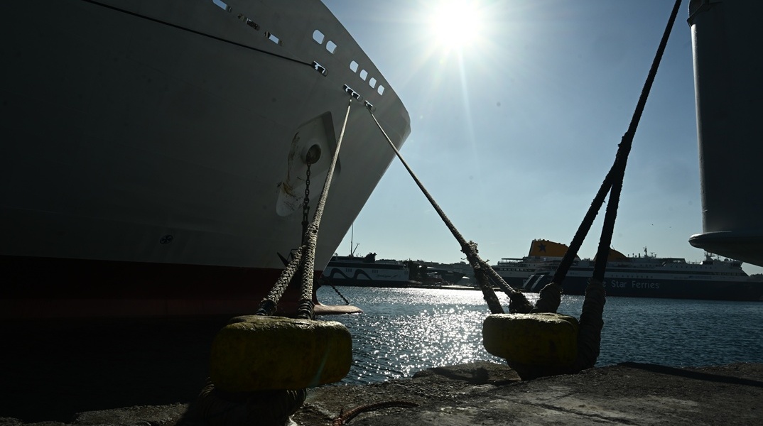 Δεμένα τα πλοία στα λιμάνια