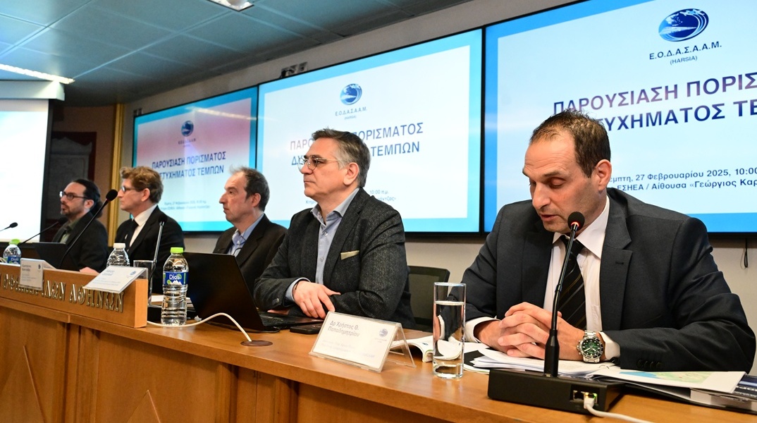 Στιγμιότυπο από την παρουσίαση του πορίσματος για την τραγωδία στα Τέμπη