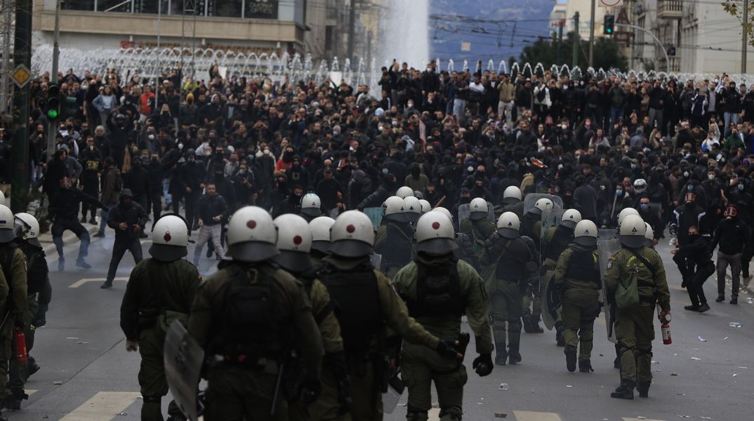 Επεισόδια στις συγκεντρώσεις για τα Τέμπη - Η τελευταία ενημέρωση από την ΕΛΑΣ - 125 προσαγωγές εκ των οποίων 57 συλλήψεις στην Αθήνα