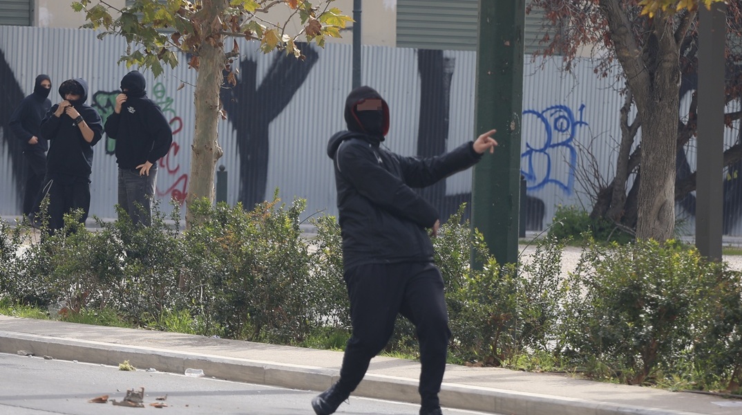 Άτομο πετά πέτρες