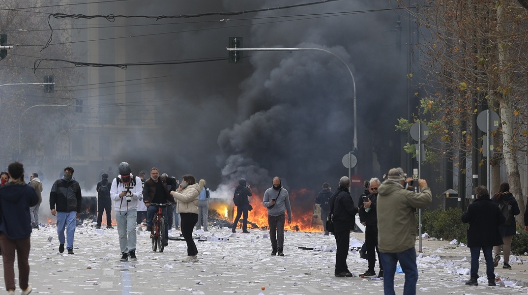 Συγκεντρώσεις για τα Τέμπη: Τι γράφουν τα διεθνή ΜΜΕ για τις τεράστιες συγκεντρώσεις και τα επεισόδια στο Σύνταγμα
