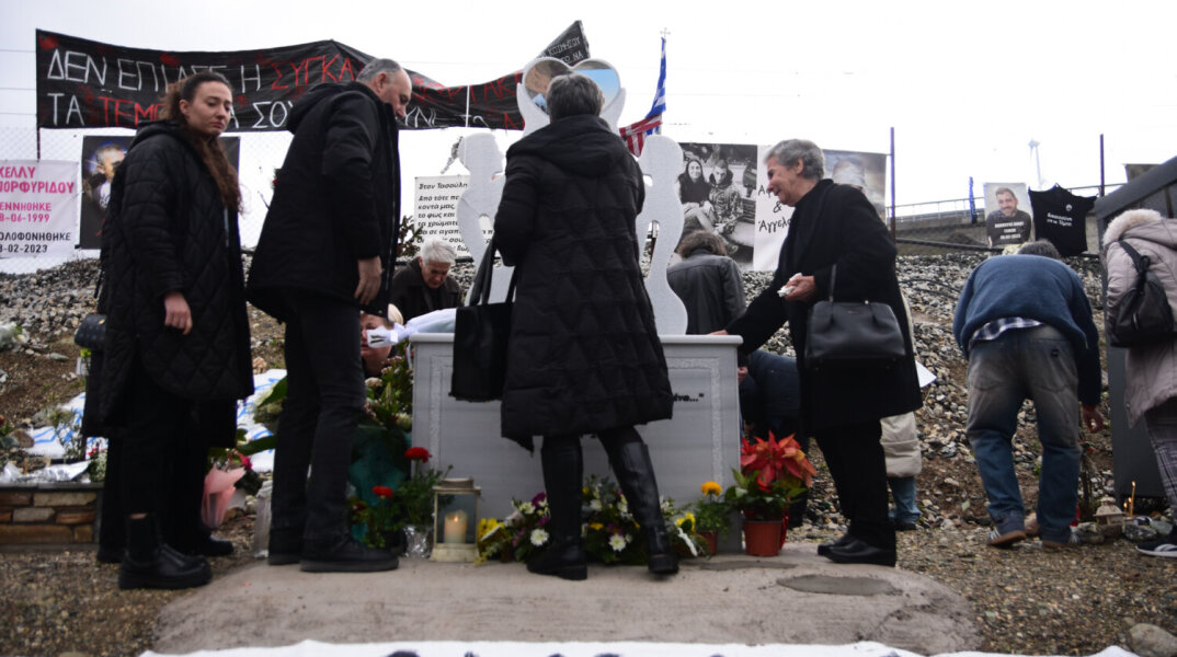 Τέμπη: Συγκίνηση στο τρισάγιο για τα 57 θύματα στο σημείο του δυστυχήματος 