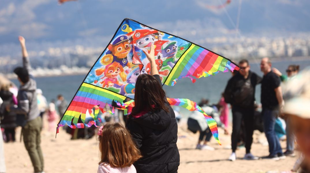 Πώς θα είναι ο καιρός την  Καθαρά Δευτέρα - Οι περιοχές που η βροχή ίσως εμποδίσει το πέταγμα του χαρταετού 