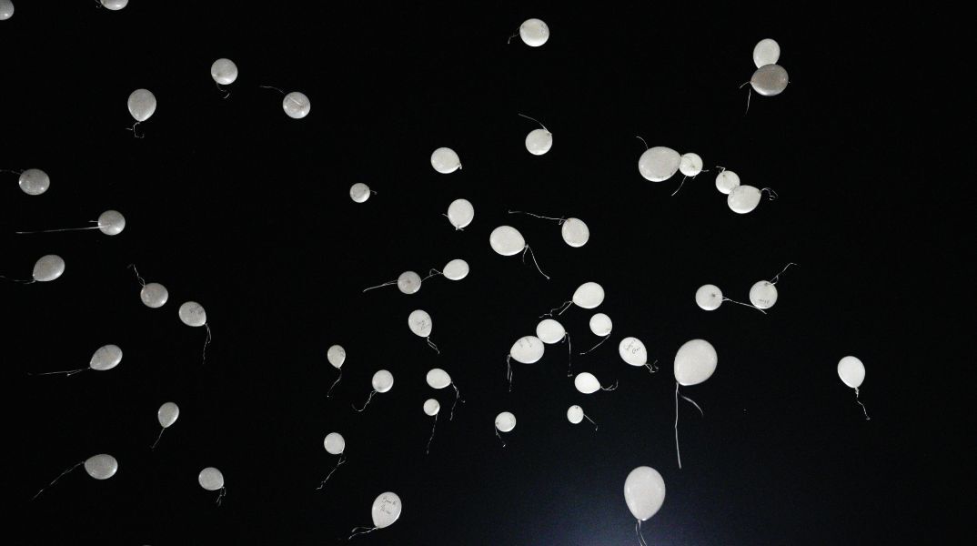 Τέμπη: 57 λευκά μπαλόνια στον ουρανό στις 23:18, την ώρα της φονικής σύγκρουσης των τρένων