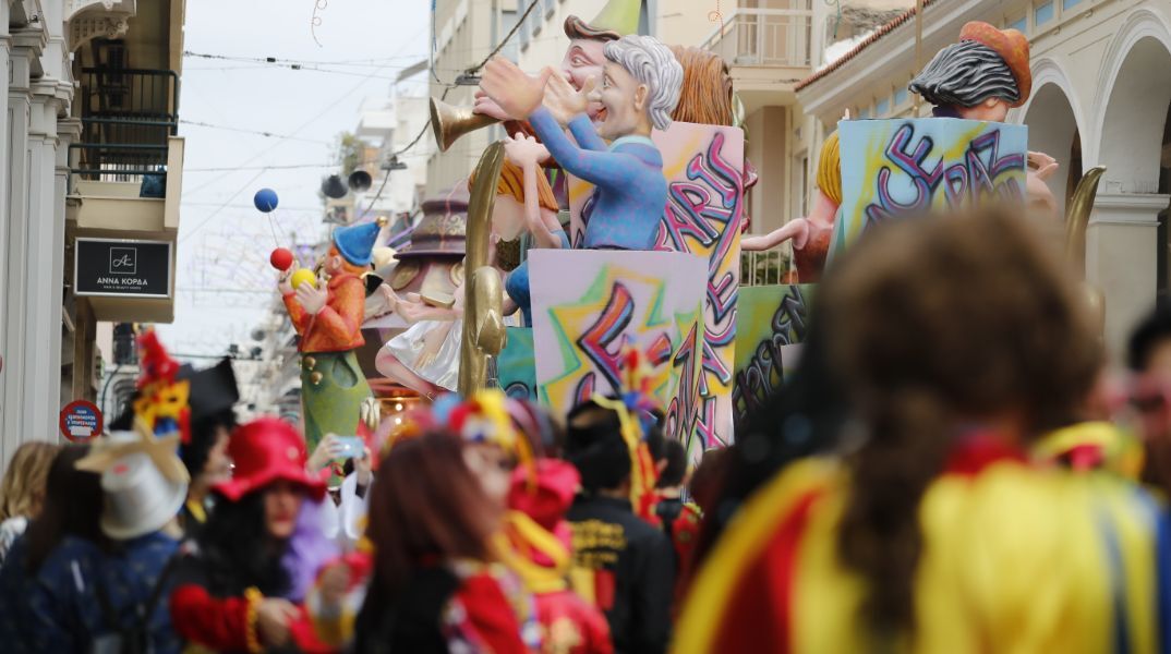 Πατρινό καρναβάλι 2025: Δύο μεγάλες παρελάσεις και 55.000 καρναβαλιστές στους δρόμους