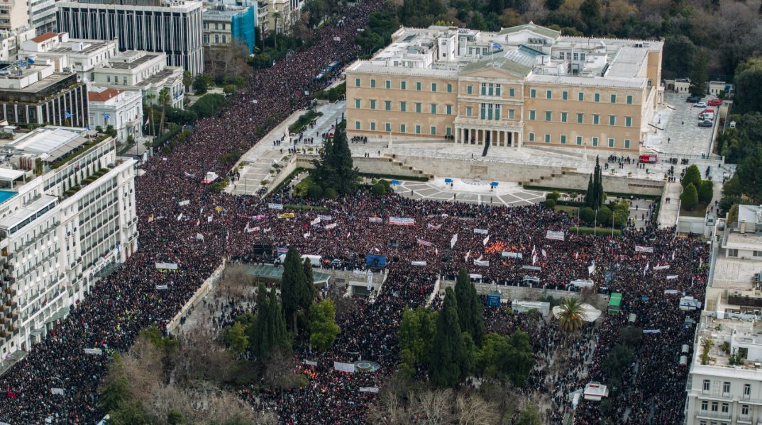 Πόσοι διαδηλωτές πήγαν στις συγκεντρώσεις για τα Τέμπη στο Σύνταγμα, σύμφωνα με εφαρμογή