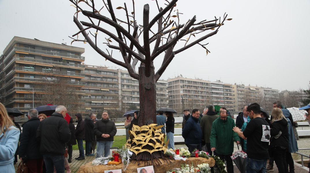 Τέμπη: Το «Δέντρο της Μνήμης» αφιερωμένο στα 57 θύματα των Τεμπών αποκαλύφθηκε στην Θεσσαλονίκη