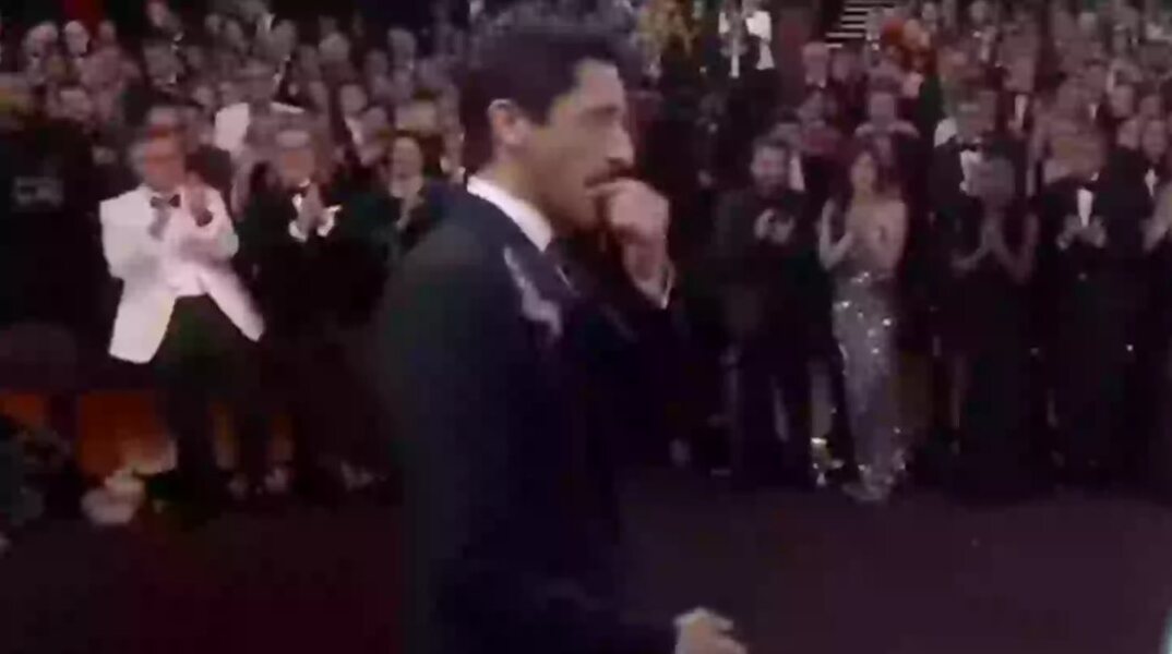 Η στιγμή που ο Έντριαν Μπρόντι φτύνει την τσιχλίτσα του 