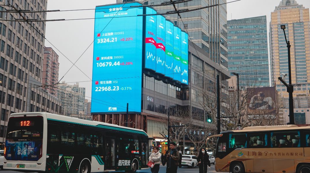 Η Κίνα και ο Καναδάς προχωρούν σε αντίποινα μετά την έναρξη ισχύος των εμπορικών δασμών του Ντόναλντ Τραμπ - Πέφτουν οι αγορές.