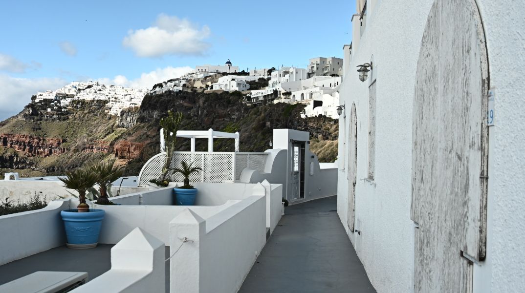 Ανοίγουν μετά από ένα μήνα τα σχολεία στη Σαντορίνη