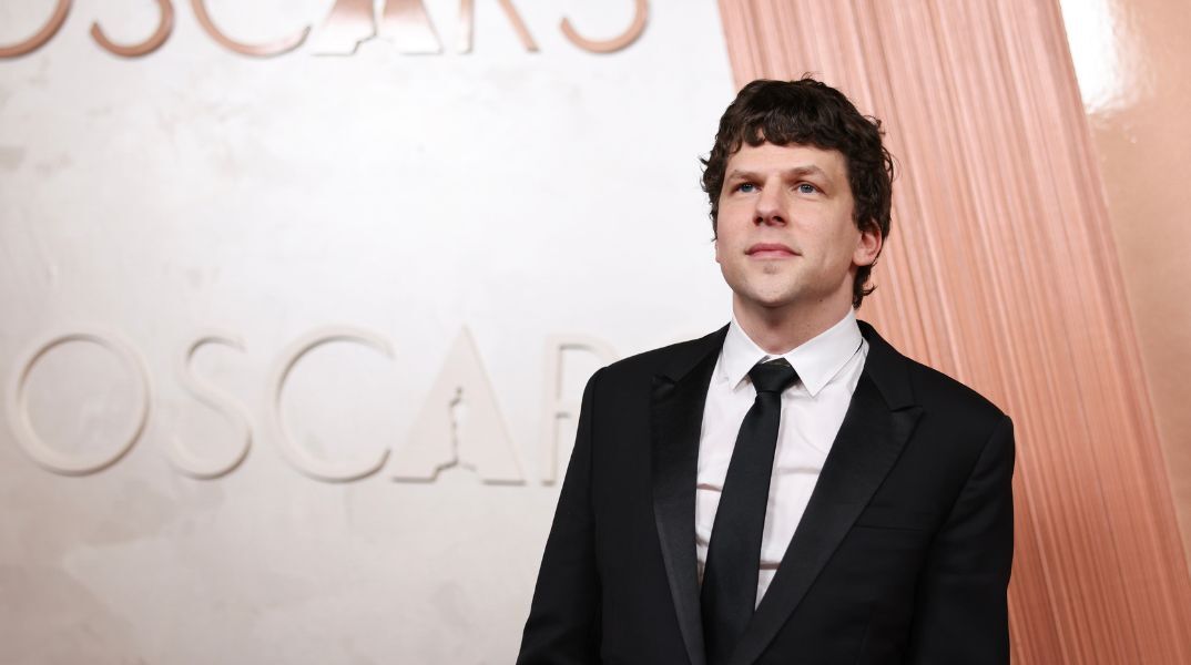 Ο Αμερικανός ηθοποιός Τζέσι Άιζενμπεργκ αποκτά πολωνική υπηκοότητα - Η ταινία του για το Ολοκαύτωμα βραβεύτηκε στα Όσκαρ 2025. 