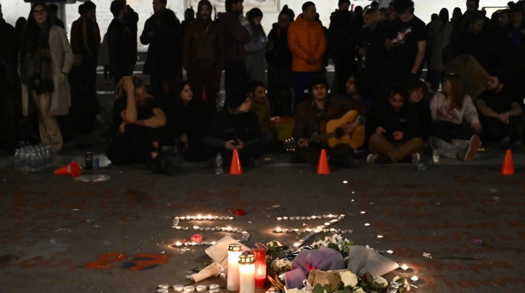 Συγκέντρωση έξω από τη Βουλή για τα Τέμπη