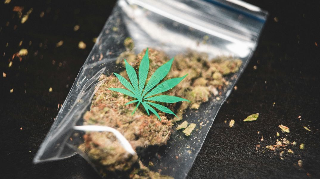 Θεσσαλονίκη: Μίνι μάρκετ πουλούσε συνθετική κάνναβη - Τέσσερις συλλήψεις, αναζητείται ο ιδιοκτήτης - Τα ευρήματα της ΕΛ.ΑΣ.