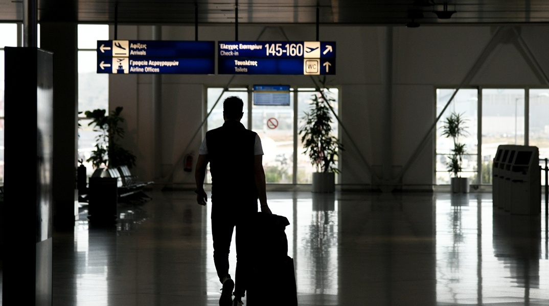 Άτομο με βαλίτσα στο αεροδρόμιο Ελευθέριος Βενιζέλος