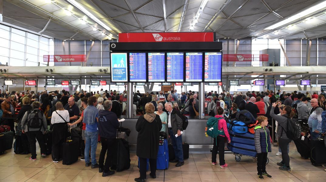 Αυστραλία: Ένας ένοπλος 17χρονος επιβιβάστηκε σε αεροσκάφος, επιβάτες τον ακινητοποίησαν - Τέθηκε υπό κράτηση - Φαίνεται πως ενήργησε μόνος