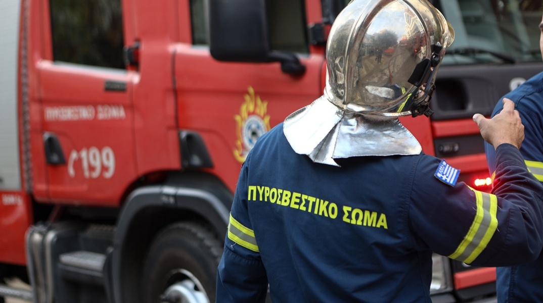 Πυροσβεστικό Όχημα και μπροστά του Πυροσβέστης