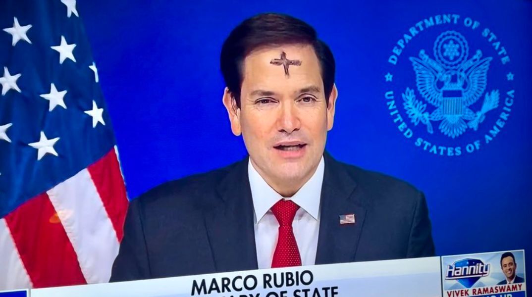 O Μάρκο Ρούμπιο εμφανίστηκε σε συνέντευξη με έναν σταυρό ζωγραφισμένο στο μέτωπό του