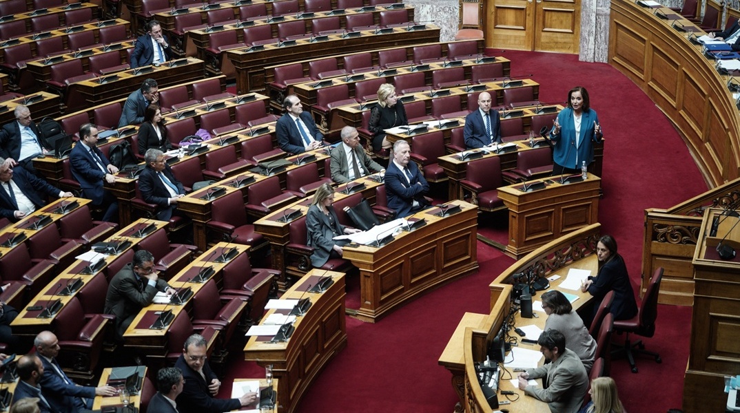 Στιγμιότυπο από τη συζήτηση της πρότασης δυσπιστίας στη Βουλή