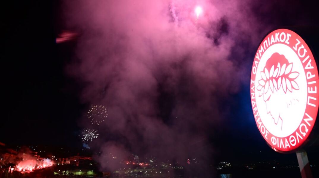 Ολυμπιακός: Έγινε η νύχτα μέρα σε Πειραιά και Ακρόπολη - Εντυπωσιακές εικόνες στην αλλαγή της ημέρας για τα 100 χρόνια των Πειραιωτών