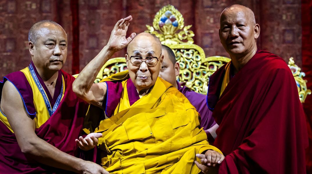 Για πρώτη φορά ο Δαλάι Λάμα ορίζει ρητά ότι ο διάδοχός του θα γεννηθεί στον «ελεύθερο κόσμο» - Ο πνευματικός ηγέτης του Θιβέτ κλιμακώνει τη διαμάχη με την Κίνα