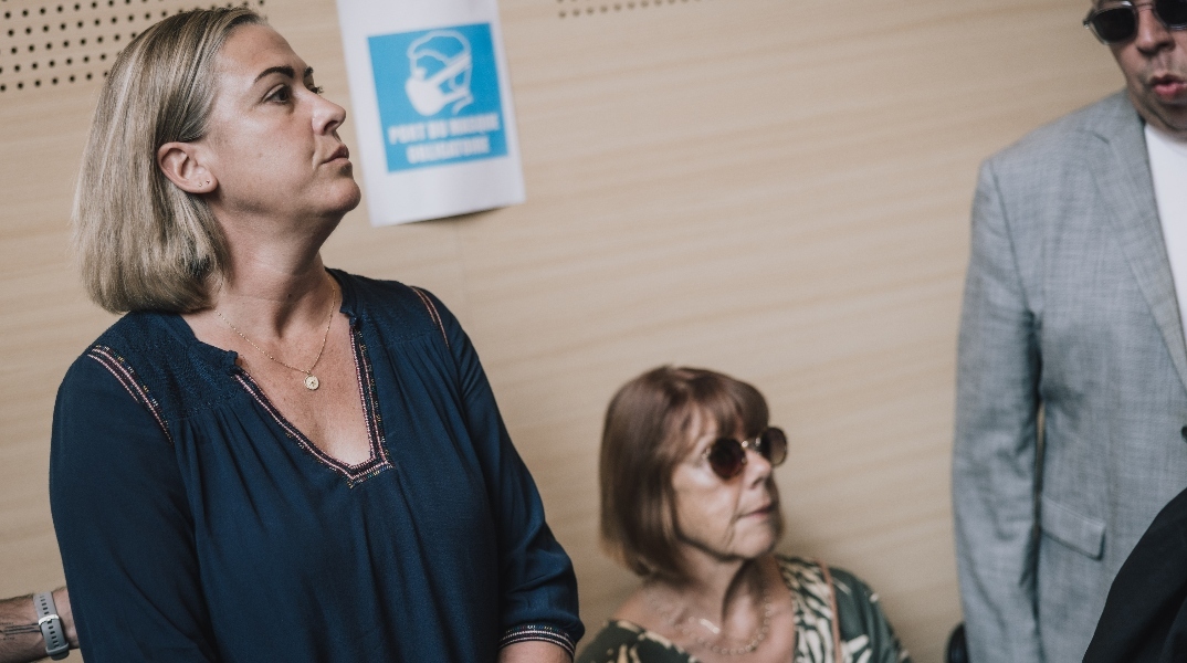 Η Ζιζέλ Πελικό με την κόρη της, στις πρώτες φωτογραφίες τους στα δικαστήρια 